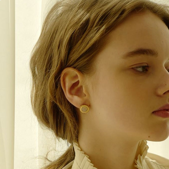 Round frame earring