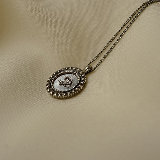Rose frame Necklace