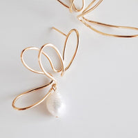 Blossom pearl earring